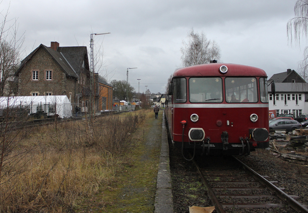 Man merkt bei einem Blick auf die Gleise wenn in Puderbach Weihnachtsmarkt ist. Der Nussknackerexpress aus Grenzau im ehem. Bahnhof von Puderbach(Westerwald) am 16.12.2012. Wre der Schnee nur bisschen lnger geblieben... ( Bericht ber den Weihnachtsmarkt: http://www.nr-kurier.de/artikel/19528-weihnachtsmarkt-puderbach---ein-publikumsmagnet )