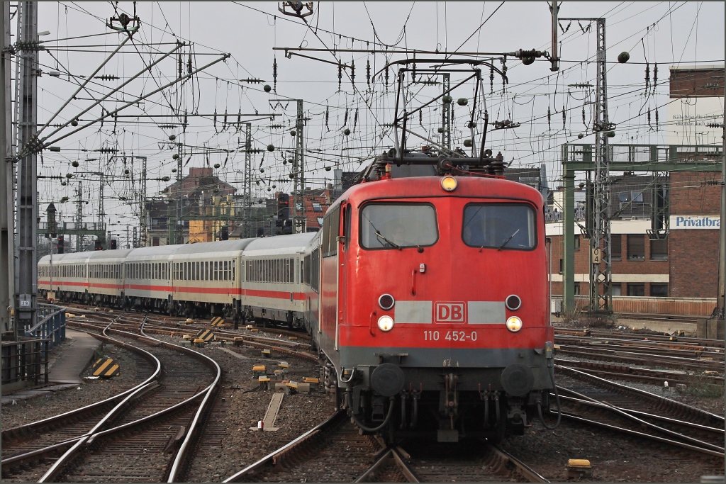 Manchmal steht man goldrichtig... 110 452 mit einer Dienstfahrt durch den Klner Hauptbahnhof am 12.03.11.