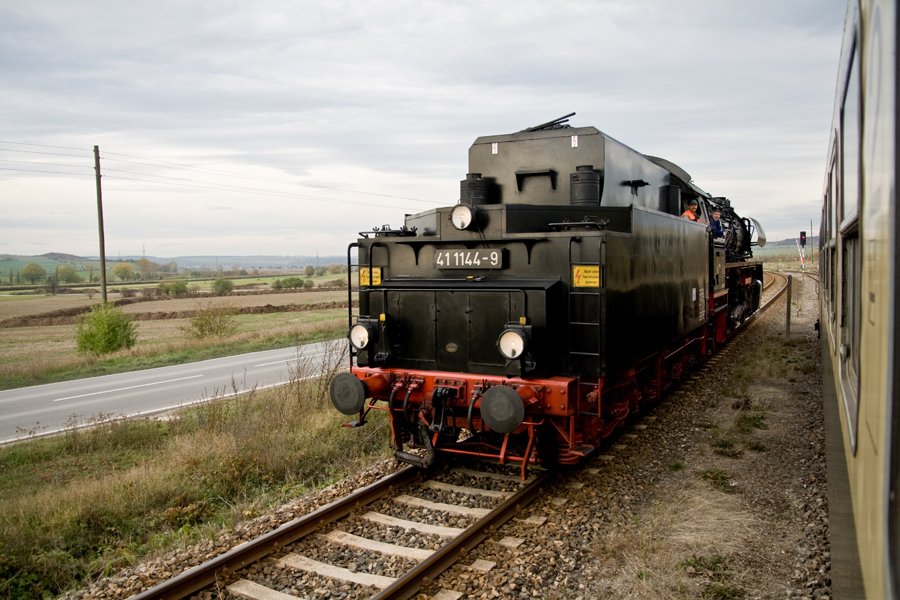 Marian von unserer IG auf der DR 41 1144-9 der IGE Werrabahn-Eisenach e.V. beim umsetzen im Bf Karsdorf; 26.10.2008 (Foto: Matthias Kolbinger)