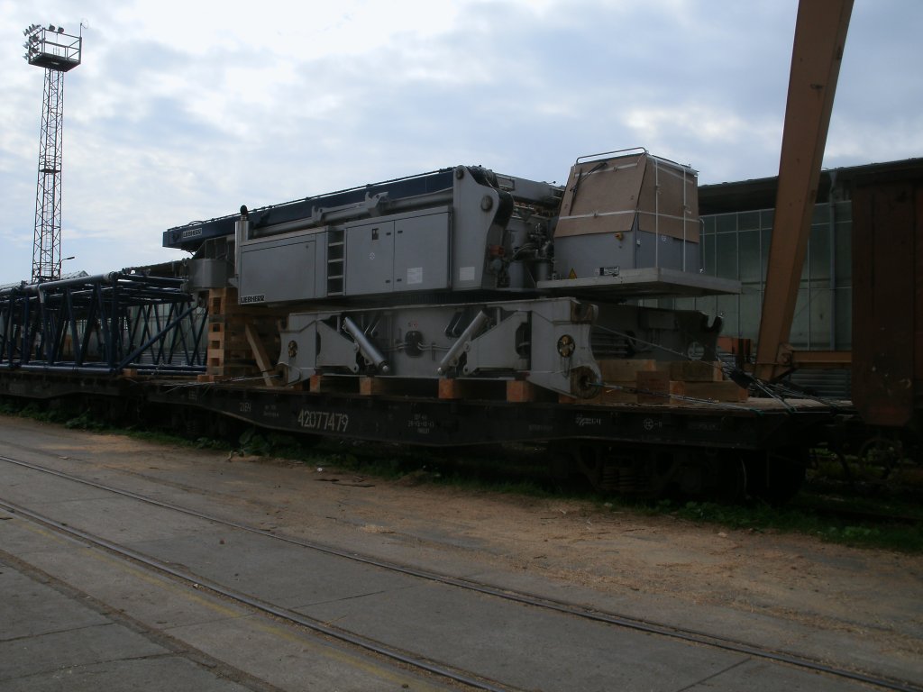 Maschinenteile auf einem Breitspurwagen,am 06.August 2011,in Mukran.