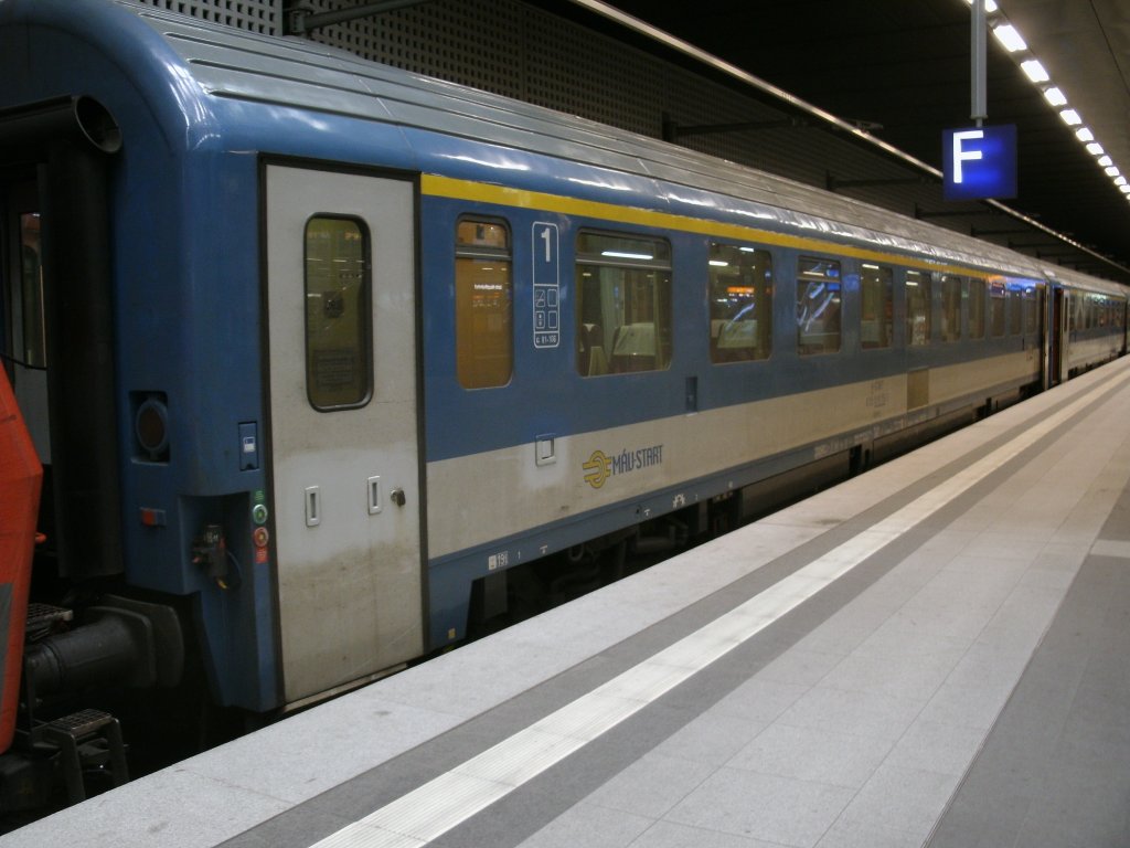 MAV Apmz 61 55 10-91 016-3 Heimatbf Budapest Keleti pu. im EC 174 Budapest Keleti pu.-Hamburg Altona,am 26.Mrz 2012,im Berliner Hbf(tief).