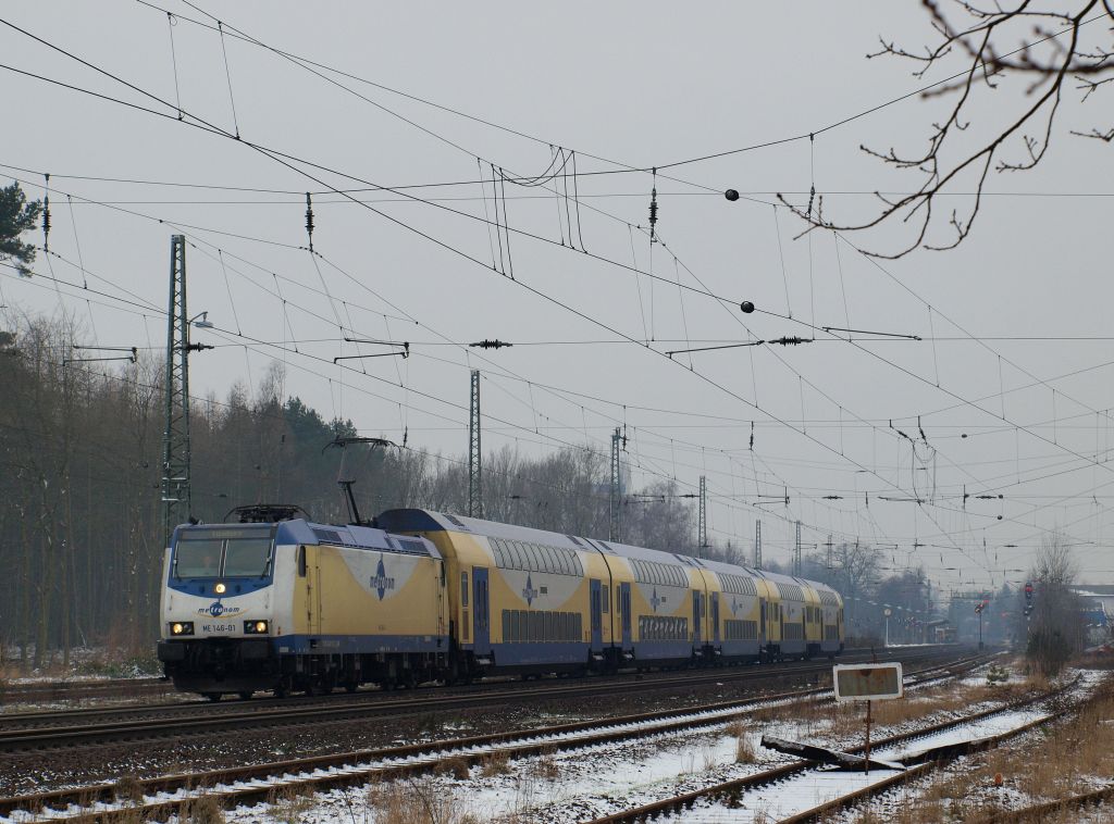 ME 146-01  Scheeel  fuhr mit dem Metronom Regional von Hamburg-Harburg nach Lneburg aus dem Bahnhof von Winsen an der Luhe am 28.1.