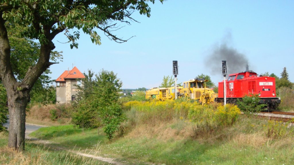 MEG 105 (92 80 1204 860-1 D-MEG) mit dem DBV 93776 von Karsdorf nach Braunsbedra am 27.08.2009 bei der Ausfahrt in Laucha. Die Lok holte einige Baufahrzeuge im Bf Karsdorf ab, die einen Tag zuvor dort im Einsatz waren. (Foto: G�nther G�bel)