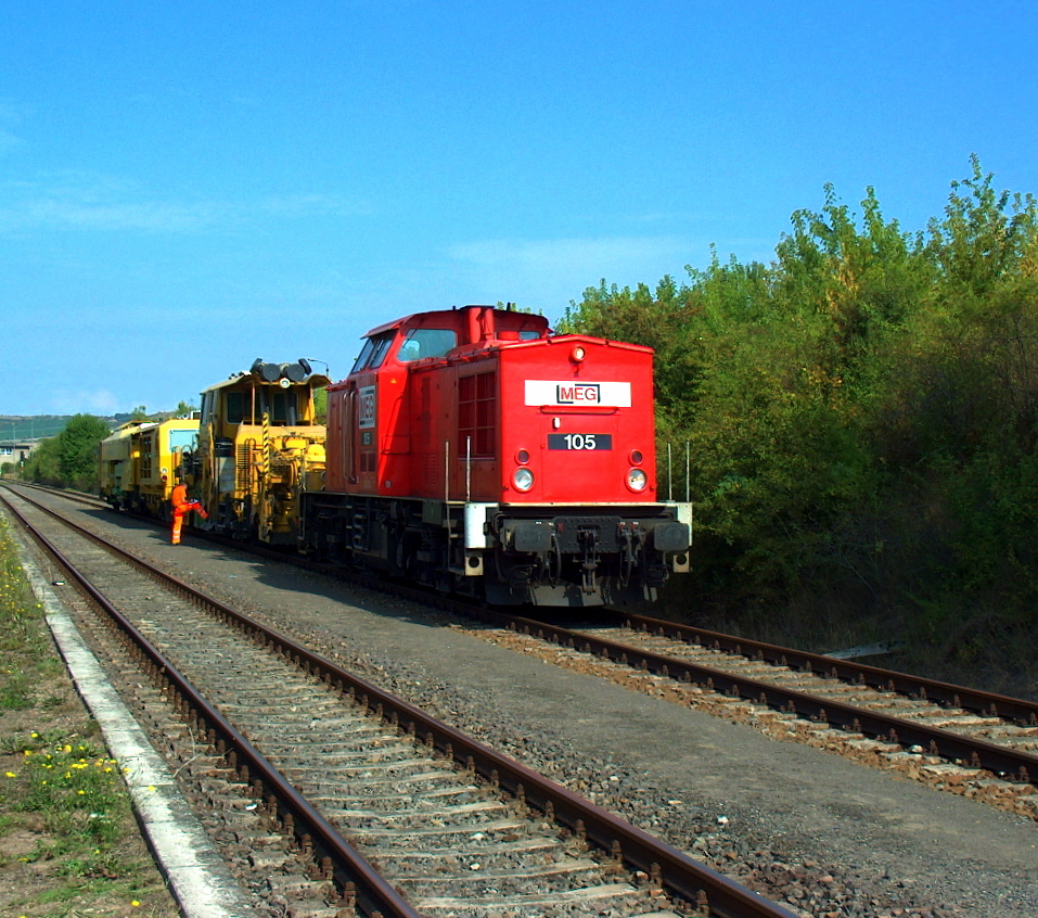 MEG 105 (92 80 1204 860-1 D-MEG) mit dem DBV 93776 nach Braunsbedra, am 27.08.2009 im Bf Karsdorf. Die Lok holte die Gleisarbeitsmaschinen ab, die die Nacht zuvor bei Bauma�nahmen am Bahn�bergang und am Streckengleis im Einsatz waren.