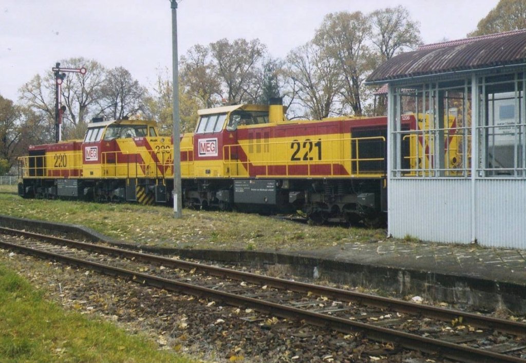 MEG 220 + 221 ziehen am 07.11.2007 einen leeren Zementkesselwagenzug nach Karsdorf, hier bei der Ausfahrt in Laucha. (Foto: G�nther G�bel)