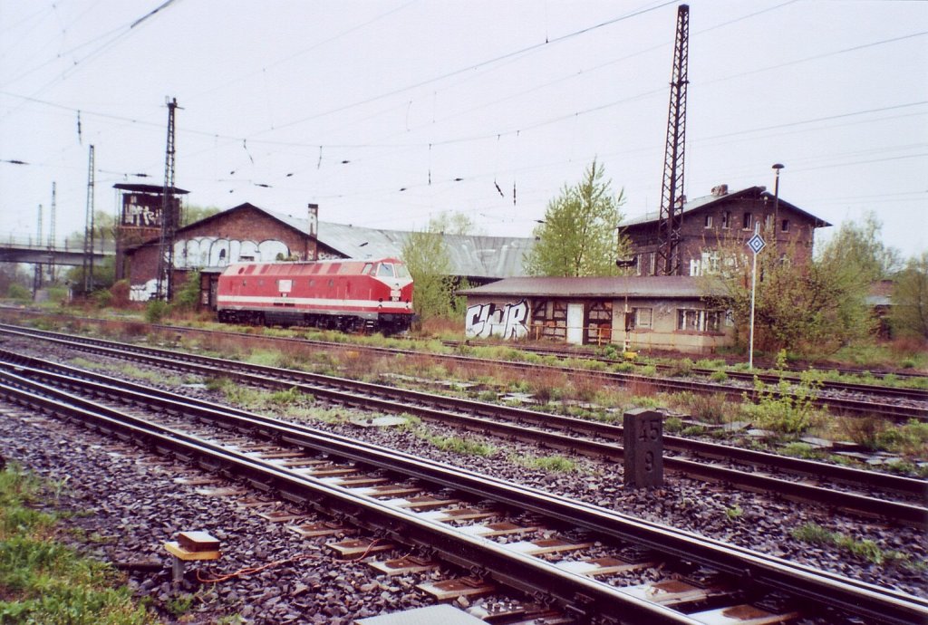 MEG 301 (229 120-1) bim umspannen in Naumburg (S) Hbf. Sie bringt leere Zementkesselwagen in das Karsdorfer Zementwerk; 29.04.2008