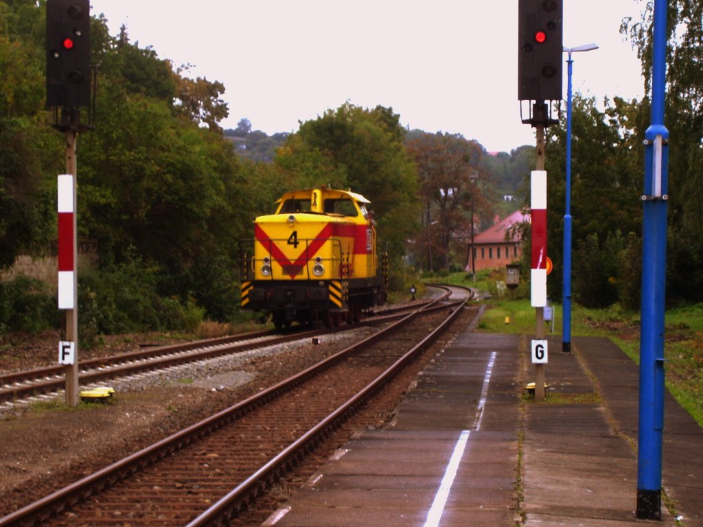 MEG 4 setzt am 08.09.2007 nach der Ankunft mit einem Winzerfestsonderzug aus Leipzig im Bahnhof Freyburg um, um den Leerzug zur Abstellung nach Naumburg Hbf zu bringen.