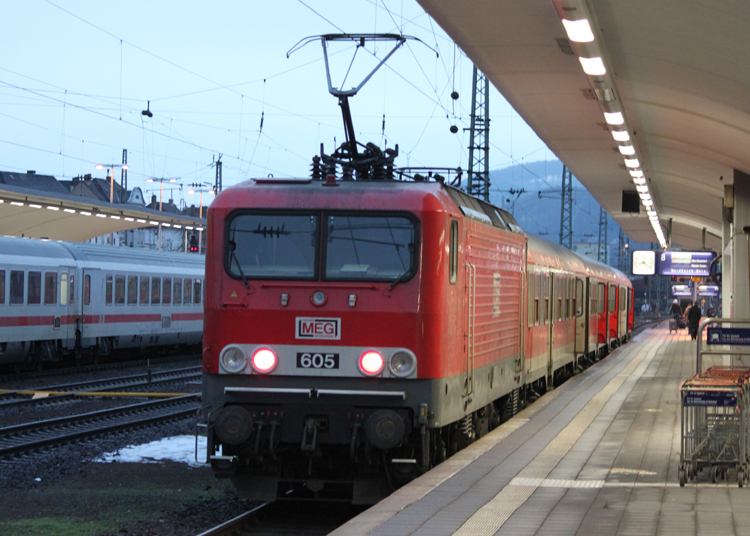 MEG 605 mit RB 12237 von Trier Hbf Richtung Koblenz Hbf kurz nach der Ankunft im Bahnhof Koblenz.(11.12.10)