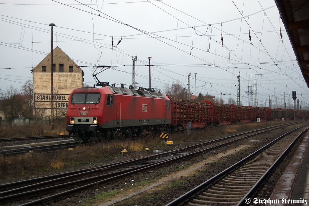 MEG 801 (156 001-0) mit einem Holzzug in Stendal Richtung Magdeburg unterwegs. 22.12.2011