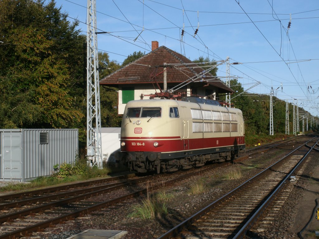 Mein Beitrag zum TEE Sonderzug Binz-Stuttgart am 09.Oktober 2011.Da eine Aufnahme vom ganzen Zug von allen Seiten nicht mglich war(die Sonne stand ungnstig)blieb mir nur die Mglichkeit 103 184 beim Lokumlauf in Binz zufotografieren.