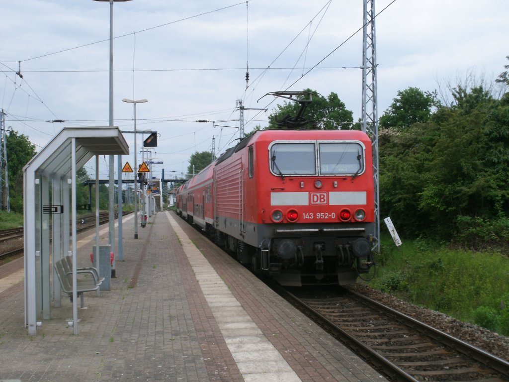 Menschenleerer Bahnsteig in Rostock Bramow,am 28.Mai 2011,als 143 952 die S1 von Warnemnde zum Rostocker Hbf schob. 