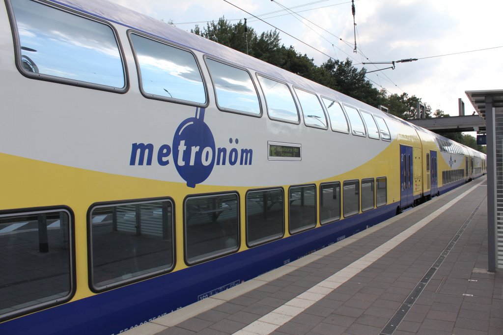 Metronom Nein Sondern Metronm !!!!!! Anzutreffen Auf der Strech Lneburg-Hamubrg-Bremen
Das Metronom Logo ist nur von Einerseite zusehen !!
Er hat die Wagen nummer  55 80 26 75 017-1 Leuft in dem Park mit der 146 - 03.
Tostedt den 27.07.2011