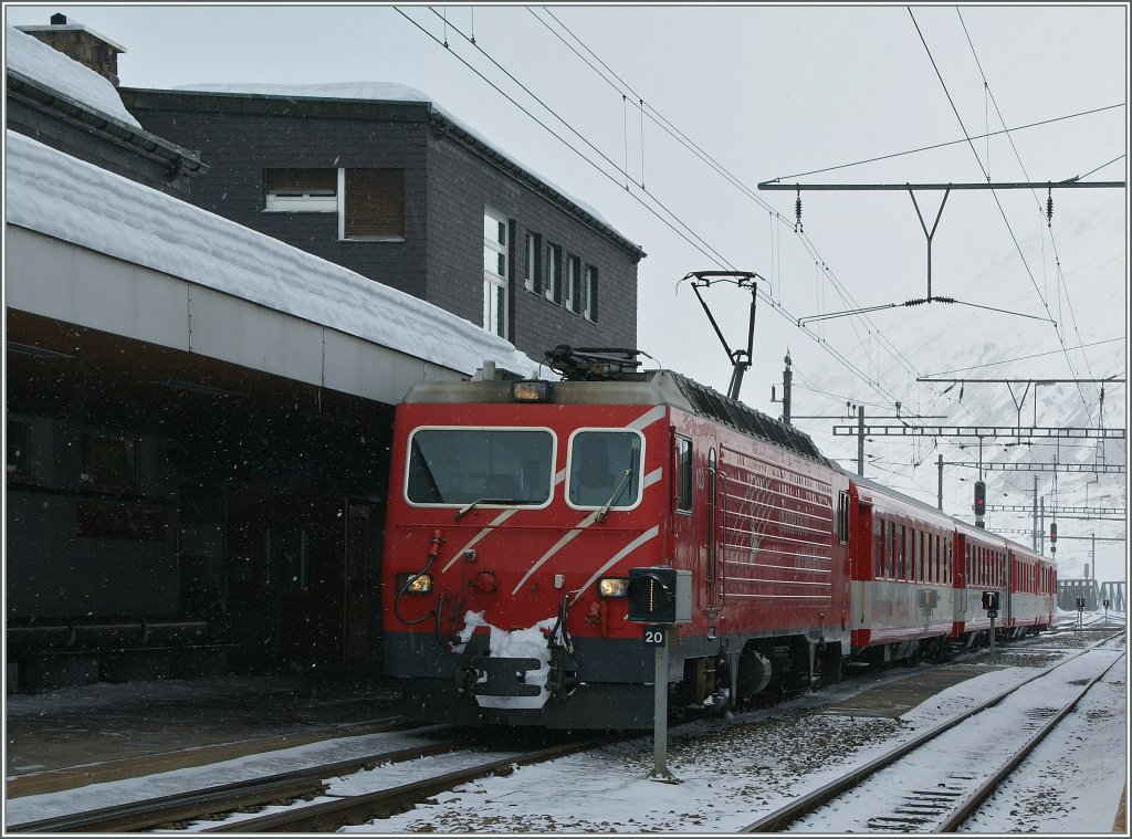 MGB HGe 4/4 mit einem Regionalzug nach Diesentis wartet in Andermatt auf die Abfahrt. 
Leider konnte ich diese Aufnahme ohne das etwas strende Weichensignal nicht machen, da ich nur ein paar Minuten Aufenthalt in Andermatt hatte.
15. Mrz 2013