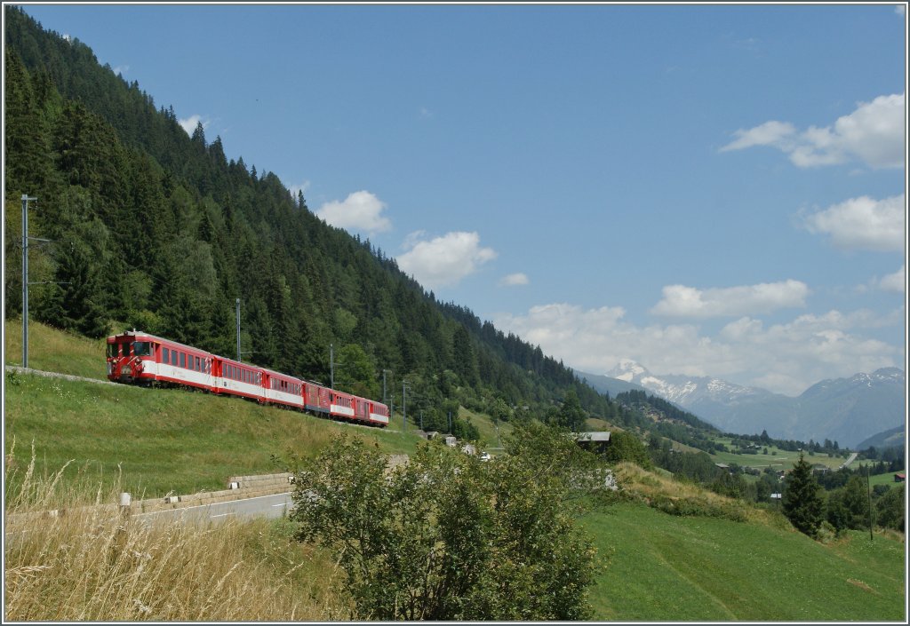 MGB Regionalzug im Goms oberhalb von Fiesch.
5. Aug. 2013