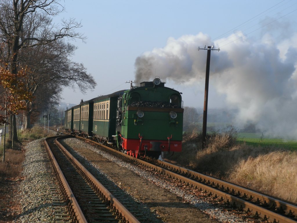 Mh53 dampft mit 30km/h,am 12.November 2011,durch die Kreuzungsstelle Posewald nach Ghren. 