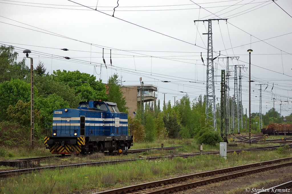 MHG-1 (201 004-9) ex DR (V 100 004) MHG - Magdeburger Hafen GmbH, kam nach Stendal um einen Baukran zu holen und fuhr dann wohl in Richtung Magdeburg weiter. 05.05.2012