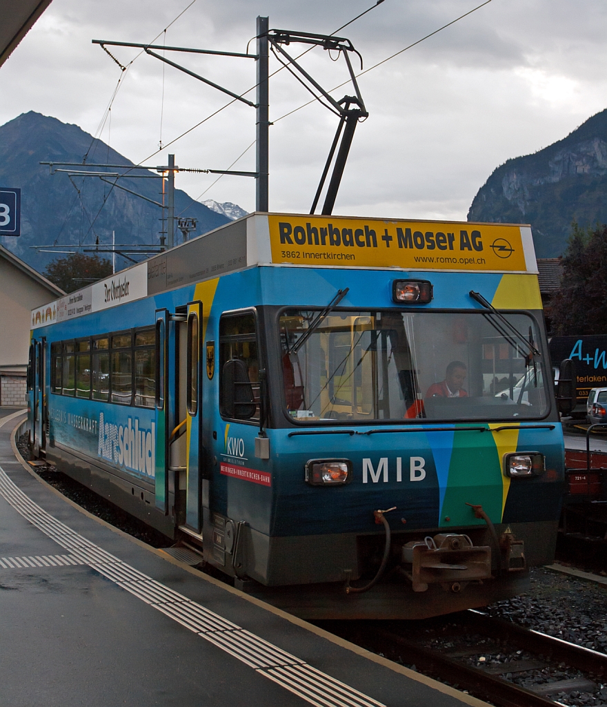 MIB - Triebwagen Be 4/4 8 im Bahnhof Meiringen am 29.09.2012.
Die Meiringen-Innertkirchen-Bahn, abgekrzt MIB, ist eine meterspurige Schmalspurbahn. Sie verbindet auf einer knapp fnf Kilometer langen Strecke Meiringen mit Innertkirchen, mit den Zwischenstationen an der Aareschlucht.

Der Be 4/4 8 ist ein elektrischer Triebwagen und ist aufgrund der Krze der Strecke und des daraus folgenden geringen Bedarfes an Fahrzeugen ein Einzelstck. Er wurde von Stadler Rail 1996 gebaut.

Techn. Daten:
Achsformel ist B'B' >  Lnge ber Kupplung 18.400 mm > Leergewicht 25 t >  Hchstgeschwindigkeit 75 km/h > Stundenleistung 360 kW (1.2 kV Gleichstrom) ber einen Fahrmotor > Sitzpltze 40 