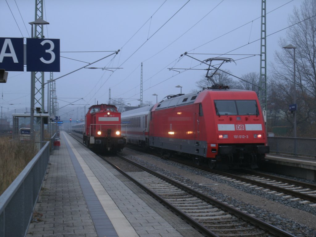 Mistwetter herrschte am 21.November 2012,als 298 318-7 nach Stralsund fahrend auf 101 012-3 mit dem IC 2212 Koblenz-Binz in Bergen/Rgen sich traffen.