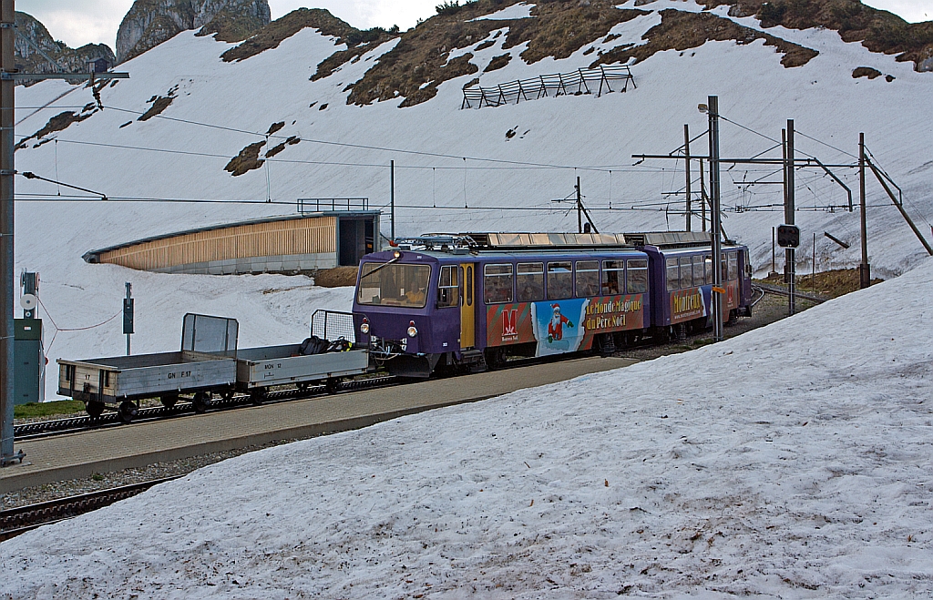 Mit 2 Vorstellwagen der Triebwagen Bhe 4/8 303 Villeneuve der Transports Montreux-Vevey-Riviera (MVR) ex Chemin de fer Glion–Rochers-de-Naye (GN) am 26.05.2012 kurz vor dem erreichen der Bergstation Rochers-de-Naye.