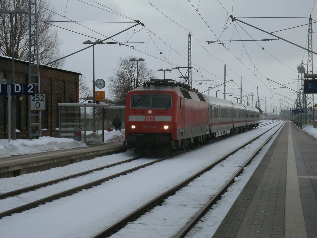 Mit +20 Minuten erreichte 120 135-9 mit dem Rgenteil vom Uex 2424 aus Kln nach Binz,am 30.Mrz 2013,Bergen/Rgen.