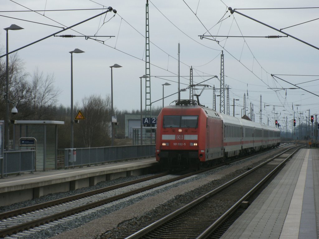 Mit +30 Minuten Versptung erreichte IC 2355 Frankfurt Flughafen-Binz,gezogen von 101 092-5,am 10.April 2012,Bergen/Rgen.