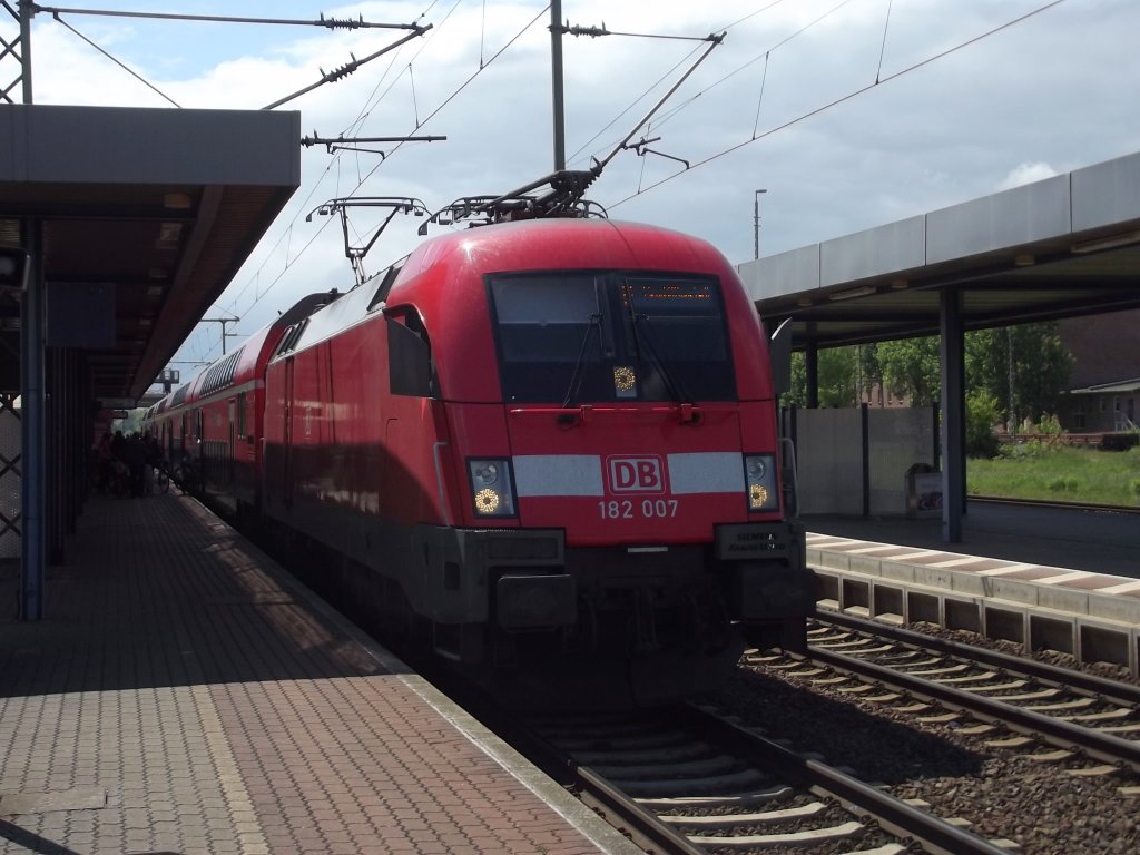 Mit abstehenden Ohren wartet die 182 007 mit dem RE 18121 in Burg auf die Weiterfahrt nach Eisenhttenstadt . (27.05.2013)