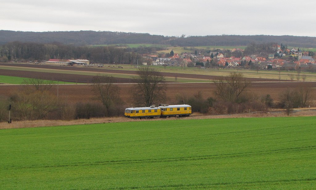 Mit Blick auf Gro�jena verabschiedeten sich die beiden Gleismesstriebwagen von DB Netz Instandhaltung aus dem Unstruttal und tuckerten bei Ni�mitz in Richtung Naumburg Hbf; 12.03.2012