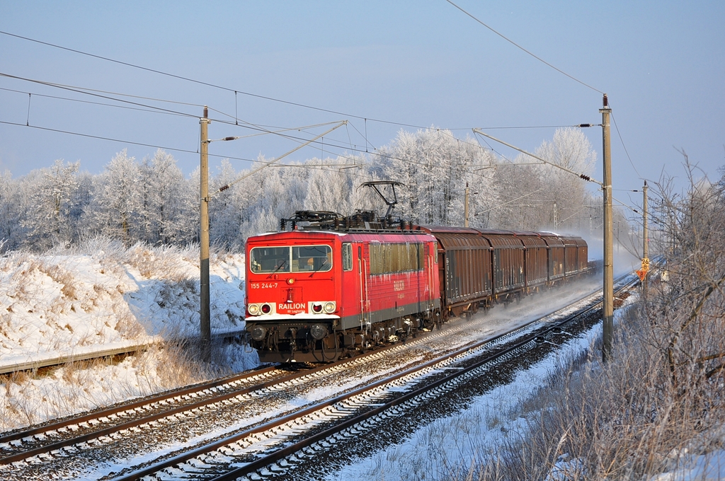 Mit dem 52673 nach Seddin rollt die 155 244  am 05.02.2012 durch Sildemow.Start der Reise war Rostock-Seehafen.