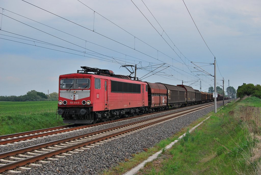 Mit dem FR 52634 aus Seddin rollt die 155 214 am 11.05.2011 durch Prisannewitz in Richtung WRS.