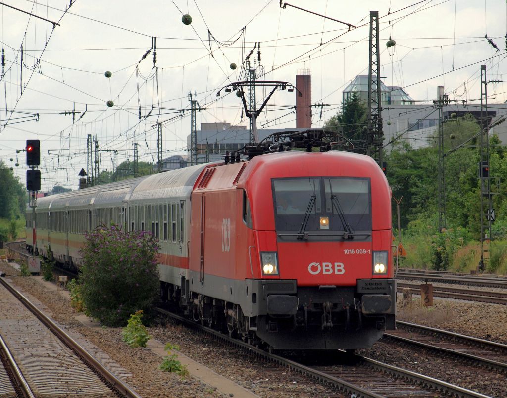 Mit dem IC 2083  Knigsee  fuhr 1016 009-1 durch den Mnchener Heimeranplatz am 3.8.