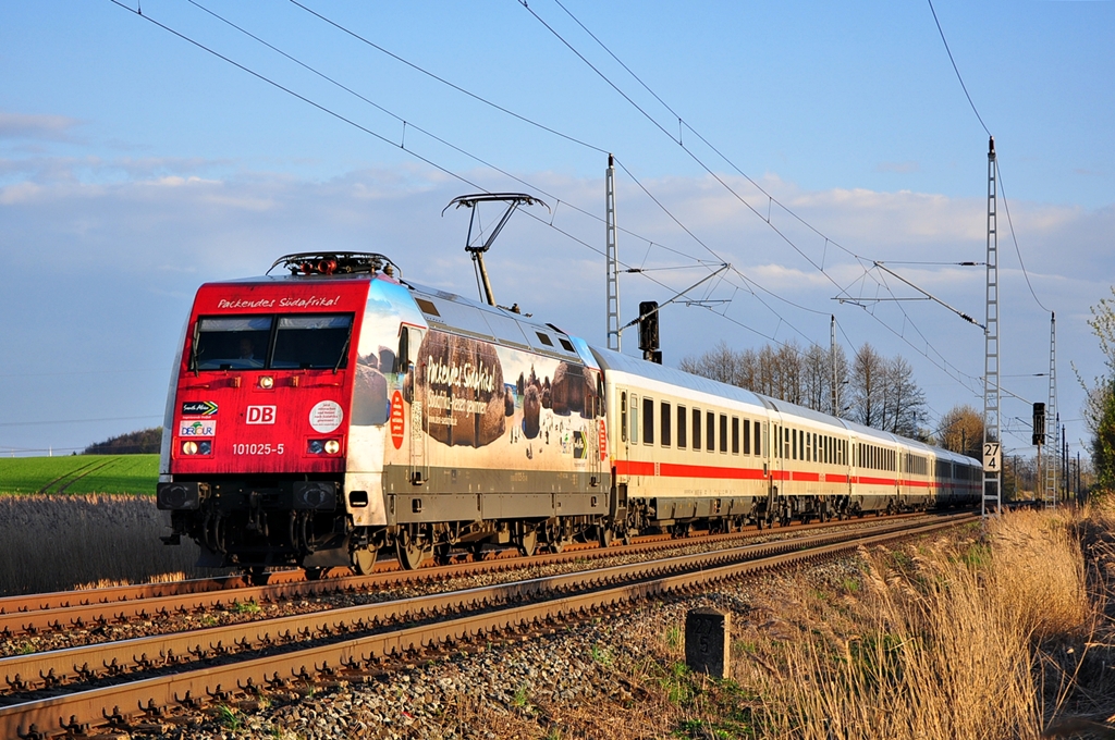 Mit dem IC 2288 rauscht die 101 025 am 29.04.2013 durch Sildemow in Richtung Rostock Hbf.