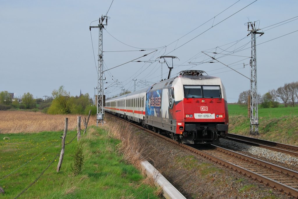 Mit dem IC 2379 nach Karlsruhe rauscht die 101 070 am 29.04.2009 durch Sildemow in Richtung Schwerin.