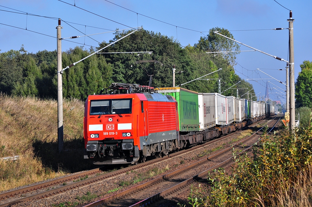 Mit dem KT 42149 nach Verona Q.E ist die 189 019 vor wenigen Minuten in den Startbahnhof Rostock-Seehafen verlassen.Am 12.10.2012 rollt die gepflegte Lok bei bestem Wetter durch Sildemow.