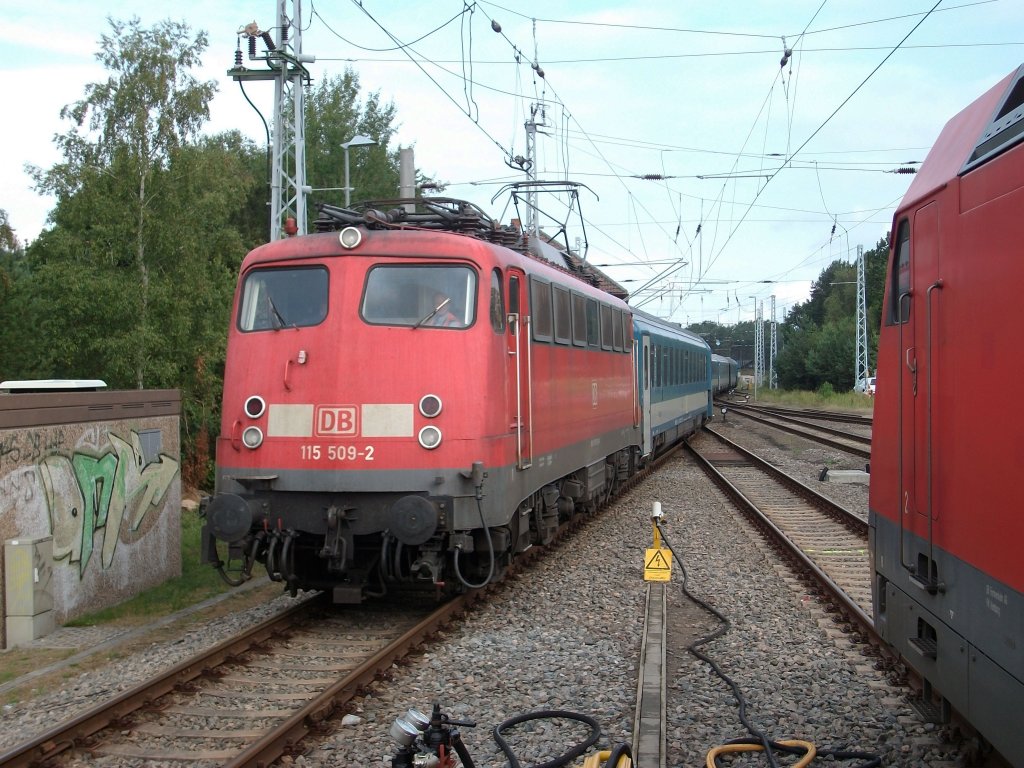 Mit dem MAV-Wagenpark begab sich 115 509 am 10.August 2010 an den Bahnsteig zur Bereitstellung in Binz.