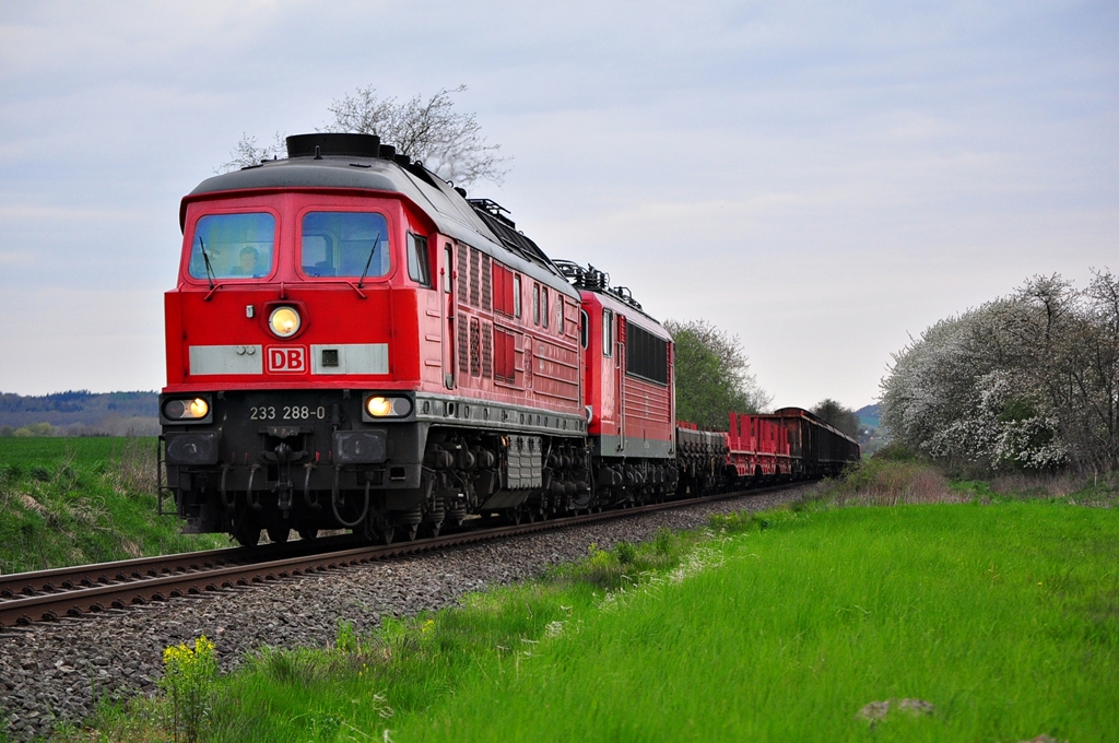 Mit dem Nahgter 53211 aus Wismar rollt die 233 288 mit der 155 253 im Schlepp i9n Richtung Rostock-Seehafen.Geknipst bei miesen Lichtbedingungen am 27.04.2012 in Gro Schwa.