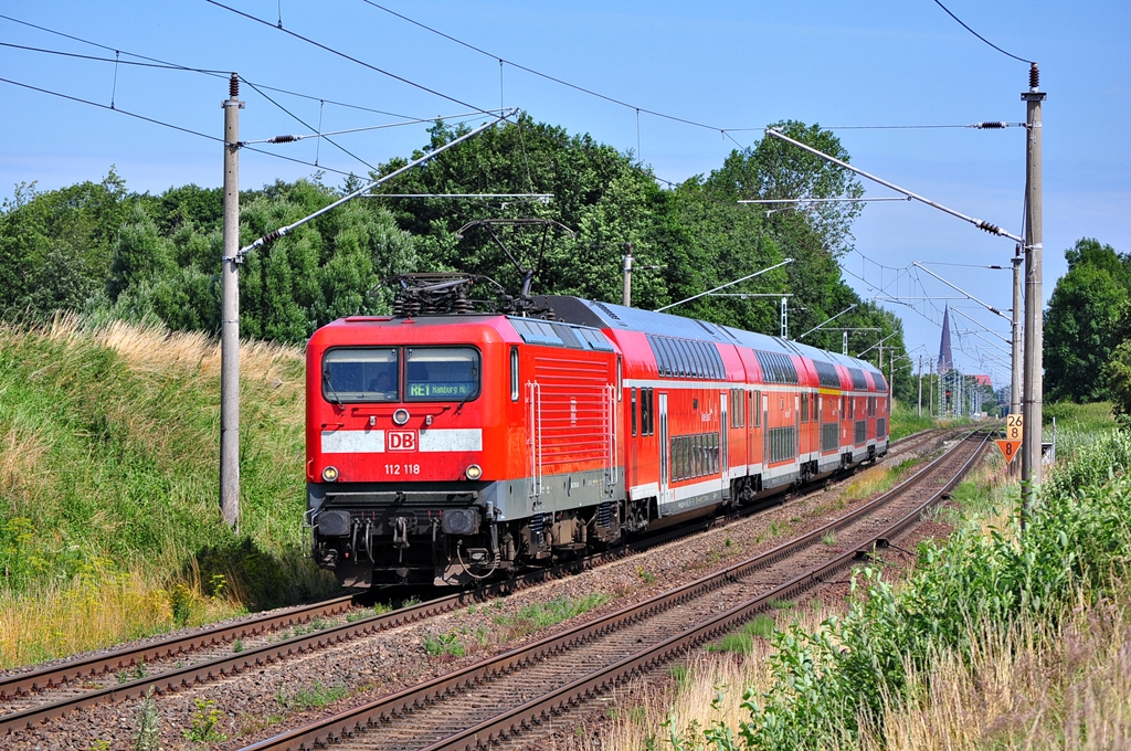 Mit dem RE 1 nach Hamburg hat die 112 118 vor wenigen Minuten Rostock Hbf verlassen.In Sildemow wurde sie am 23.07.2012 geknipst.