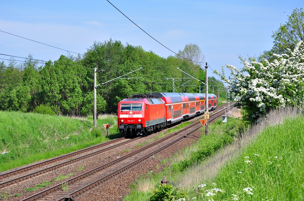 Mit dem RE 4309 rollt die 120 202 am 20.05.2012 durch Sildemow.