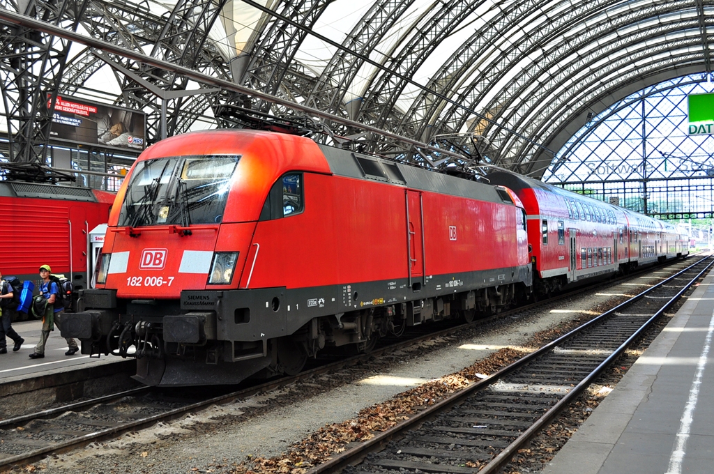 Mit dem RE 50 Saxonia (Dresden-Leipzig) ist die 182 006 in Dresden Hbf eingetroffen.Geknipst am 26.05.2012.