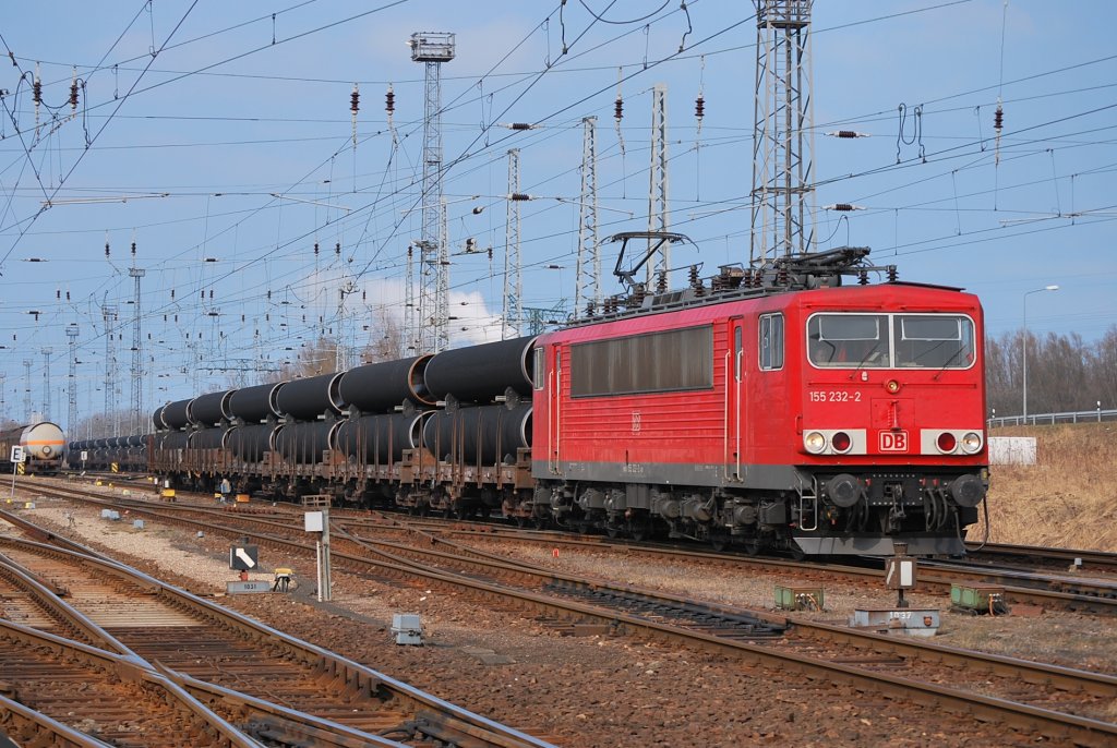 Mit dem Rhrenzug 60291 nach Mukran verlsst die 155 232 am 16.03.2011 den Bhf Rostock Seehafen.