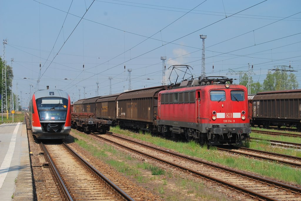 Mit dem Schadwagenzug 52978 nach Eberswalde wartet die 139 314 am 11.05.2011 in Rostock-Seehafen auf die Abfahrt.