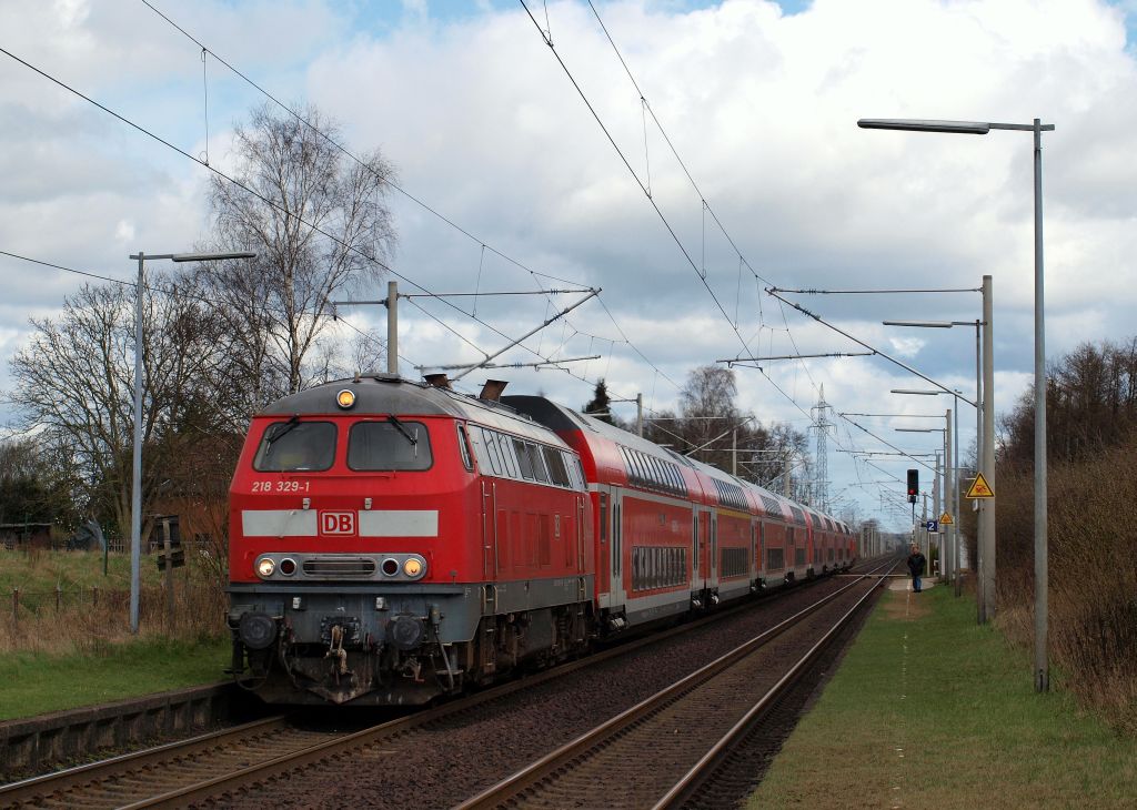 Mit dem  Strandexpress  am Haken rauschten 218 329-1 und 218 453-9 durch den Haltepunkt Kupfermhle am 31.3.12.