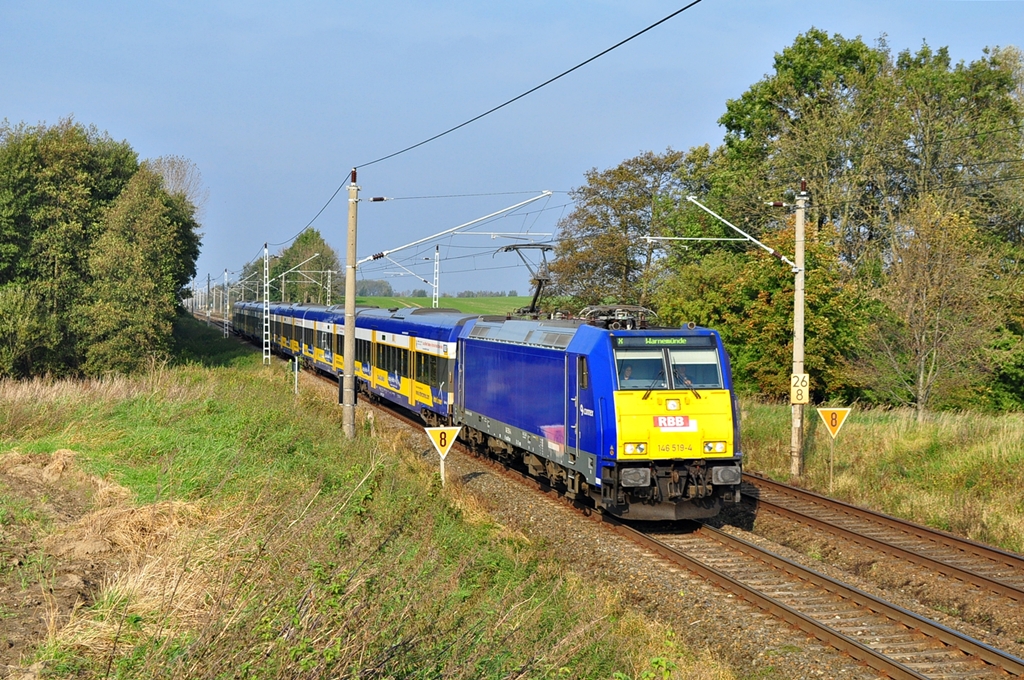 Mit dem X 68904 (Warnemnde-Rostock-Leipzig) fhrt die 185 519 am 17.10.2011 durch Sildemow.