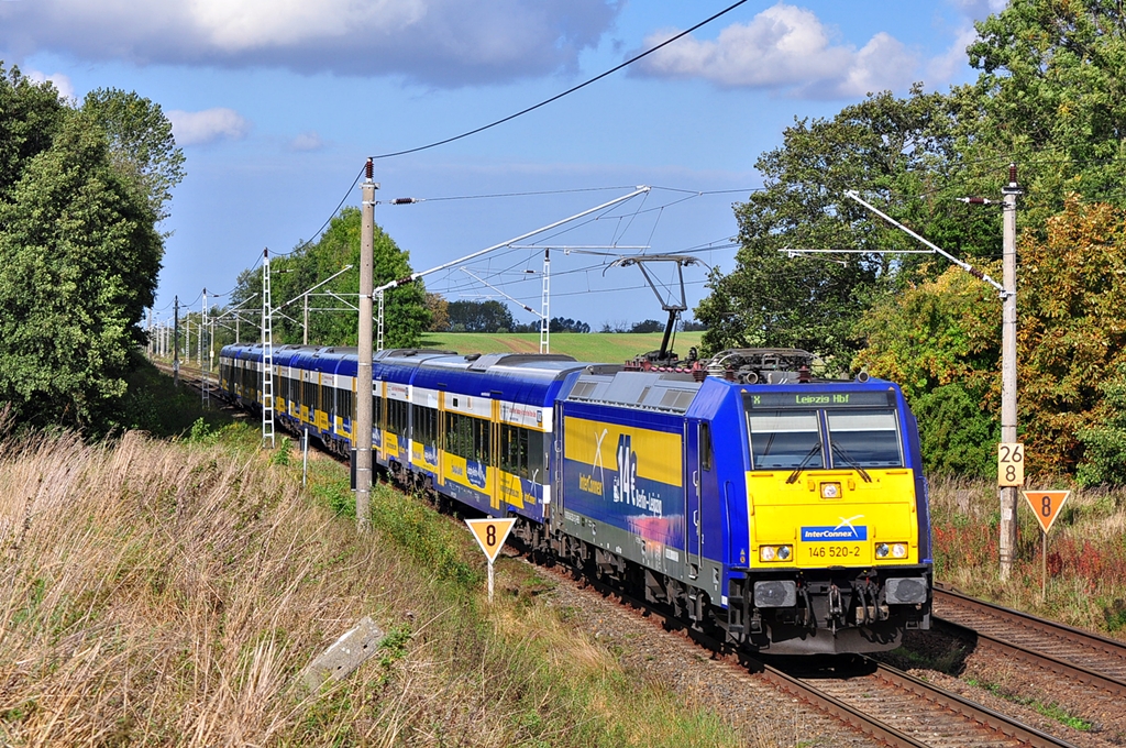 Mit dem X 68904(Warnemnde-Rostock-Leipzig) hat die 146 520 gerade Rostock verlassen und fhrt am 30.09.2012 in Sildemow dem Fotografen in den Sucher.