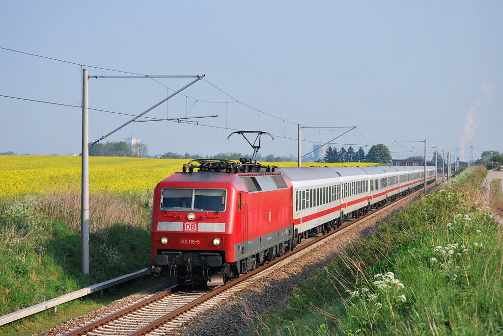 Mit dem zweiten Kreuzfahrersonderzug des Tages rollt die 120 118 am 21.05.2011 durch Gragetopshof.Ziel des Zuges ist Brrrrrlin!!