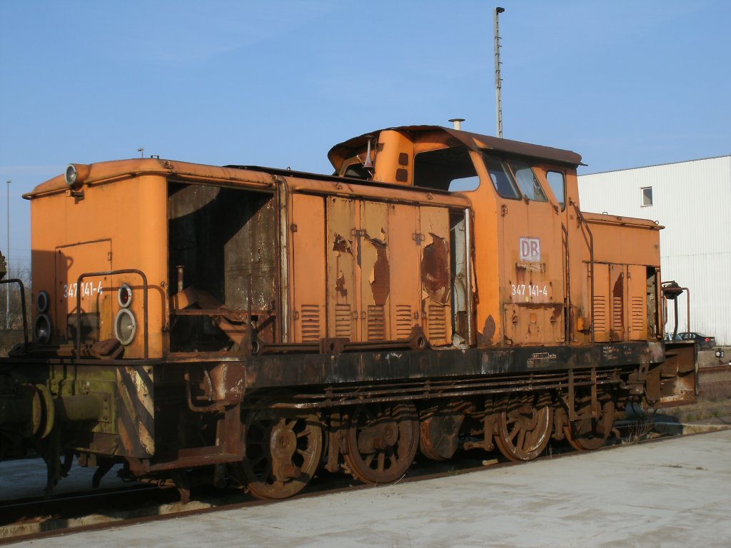 Mit deutlichen Abstellspuren stand,am 19.April 2012 die Breitspur 347 141-4 in Mukran.