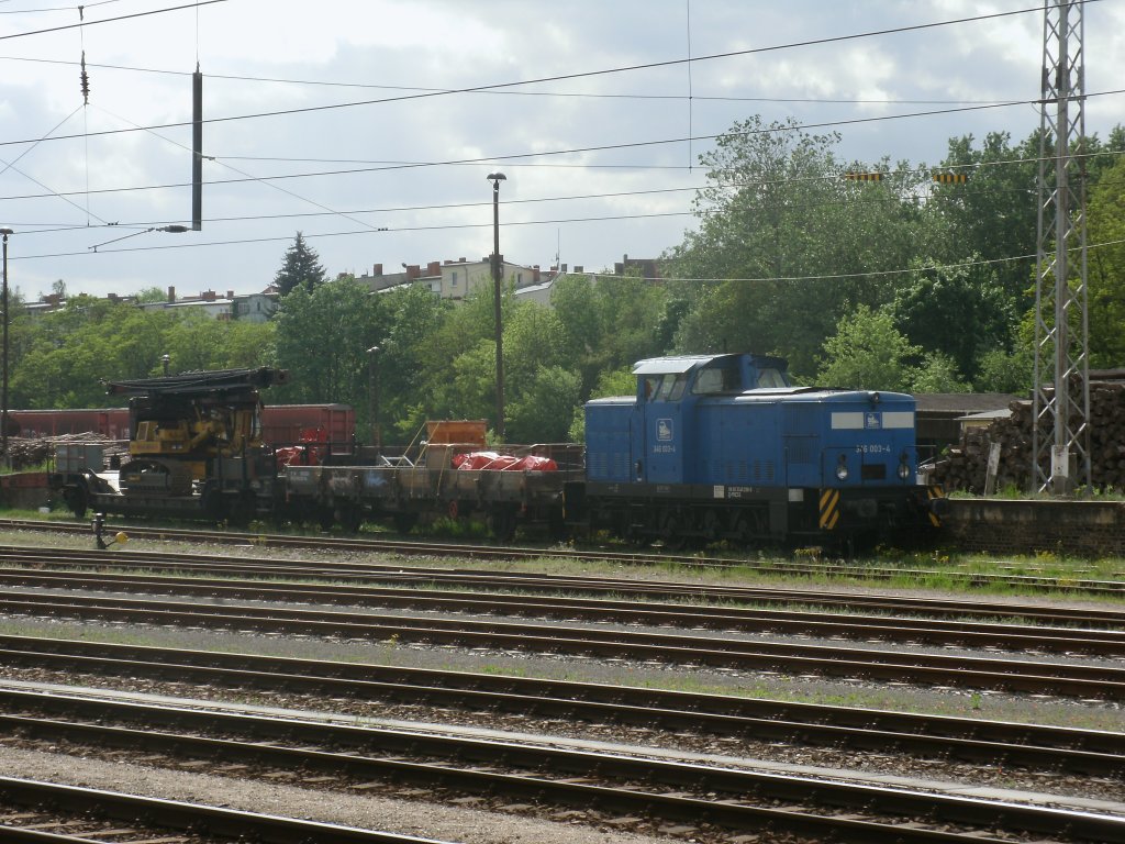 Mit einem Bauzug stand die PRESS 346 003-4,am 12.Mai 2012,auf der Ladestrae in Eberswalde.