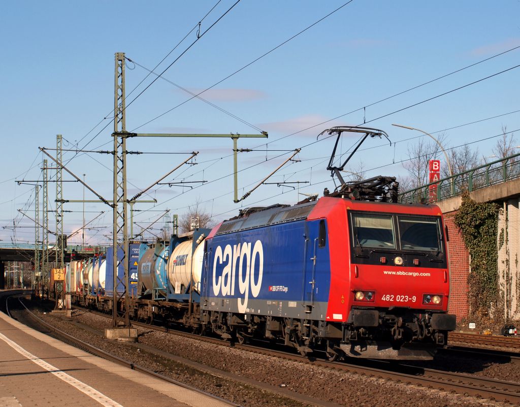 Mit einem Containerzug aus Lbeck kam 482 023-9 durch Harburg gedonnert.