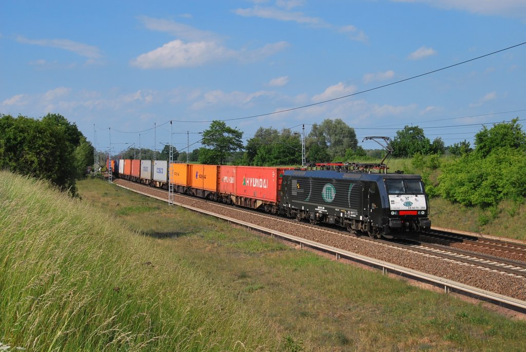 Mit einem Containerzug rollt die 189 288 am 24.05.2011 durch Priort in Richtung Golm.