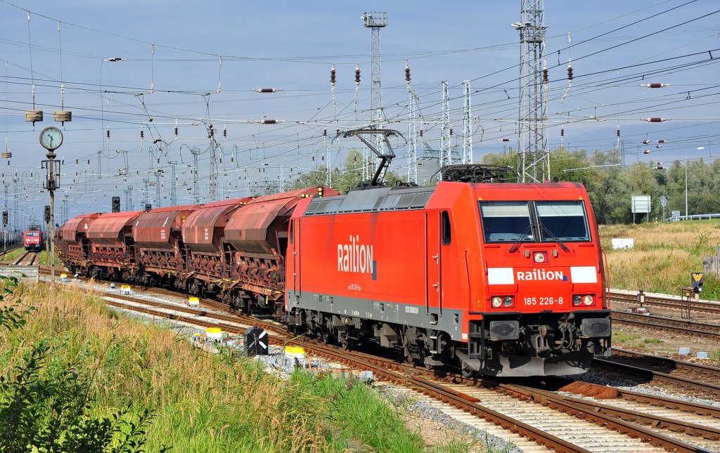 Mit einem Dngerzug verlsst die 185 226 am 02.10.2012 den Bahnhof Rostock-Seehafen.