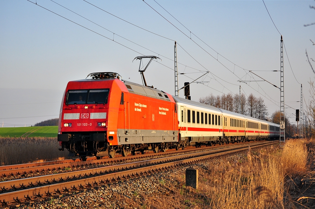 Mit einem IC aus Hamburg rollt die 101 103 am 23.04.2013 durch Sildemow.Nach dem Halt in Rostock Hbf geht es weiter nach Stralsund.